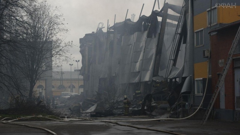 Спасатели заявили об угрозе обрушения сгоревшего здания «Ленты», есть пострадавшие