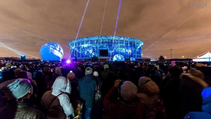 Во время Фестиваля света в Обводном канале Петербурга купается Луна