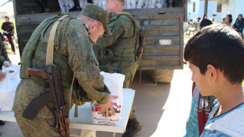 Российские военные доставили помощь в лагерь беженцев в Сирии