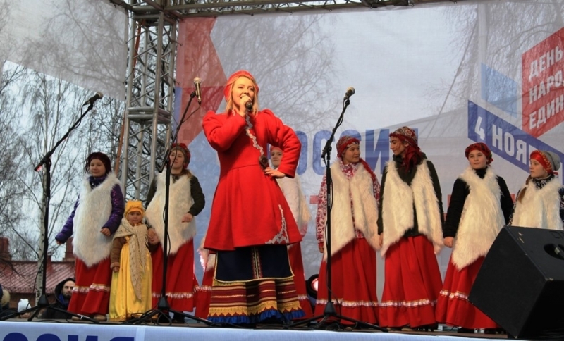 Фестивали, забеги и эстафета рукопожатий: как Россия празднует День народного единства