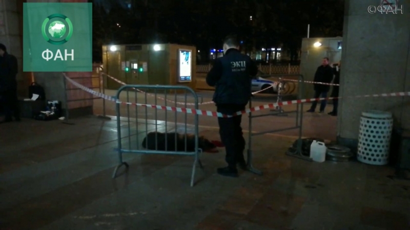 Появилось видео со станции метро в Москве, где мужчина натравил собаку на полицейского