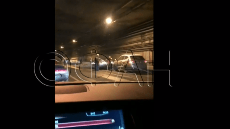 В Волоколамском тоннеле в Москве провода обрушились на машины