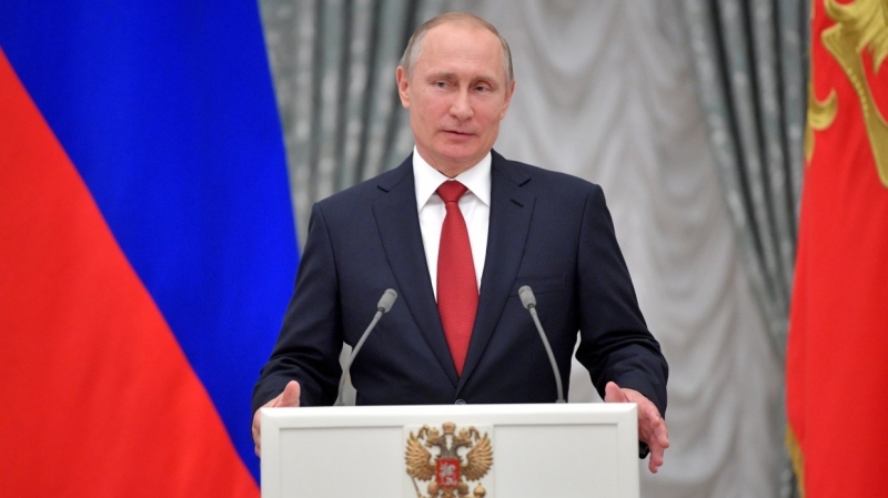 Путин в честь Дня народного единства вручил госнаграды в Кремле