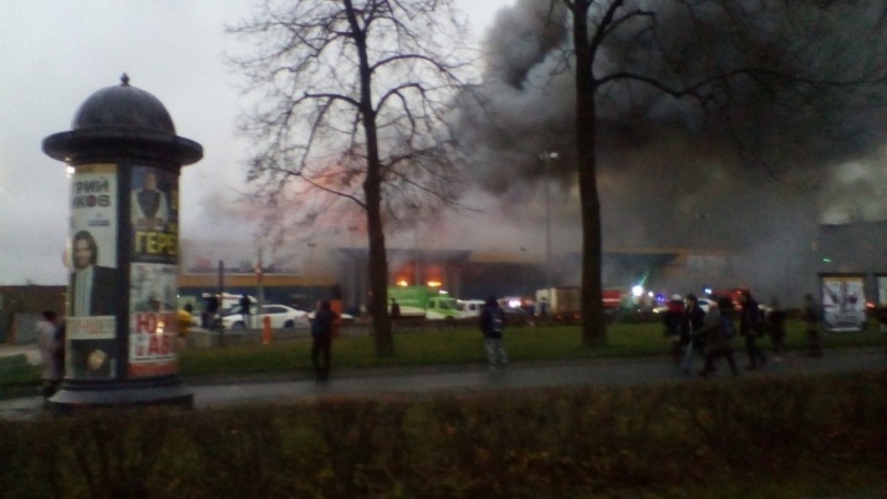 ФАН публикует видео горящего гипермаркета «Лента» в Петербурге