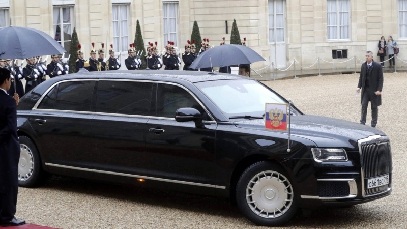 Путин познакомил Париж с лимузином российской марки Aurus