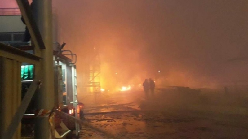 Серьезный пожар возник на заводе с горючим маслом под Одессой 