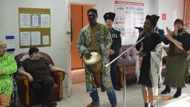 Они вспоминают молодость: уроженец Африки развлекает концертами одиноких пенсионеров Челябинска