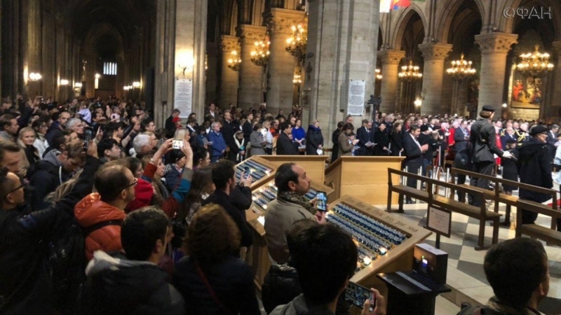 Концерт и торжественное собрание проходят в Нотр-Дам де Пари