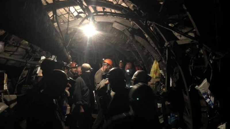 Горняки на востоке Украины две недели не выходят из шахты, требуя зарплаты 