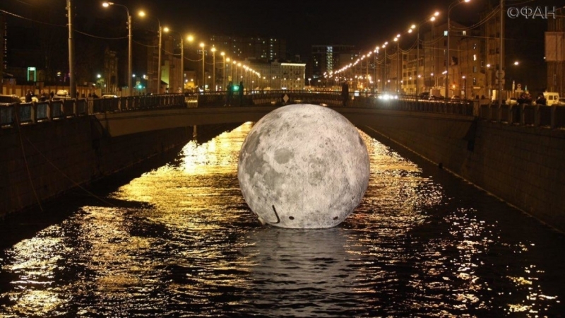 Во время Фестиваля света в Обводном канале Петербурга купается Луна