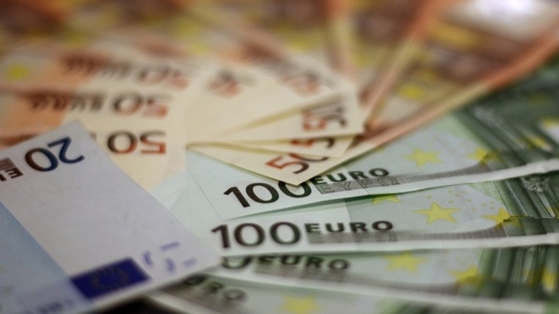 Курс евро превысил 77 рублей впервые с 11 октября