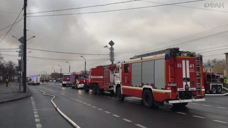 Кровля обрушилась в горящем гипермаркете «Лента» в Петербурге