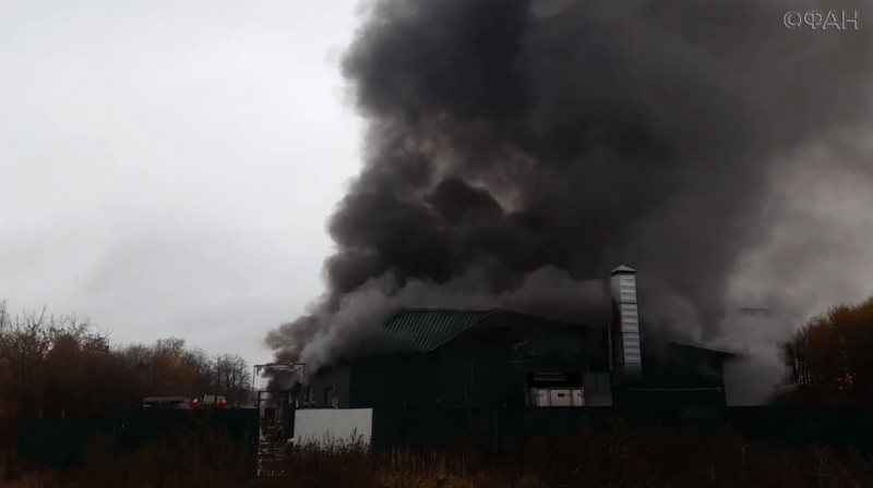 Появилось видео горящего склада с автошинами в Москве