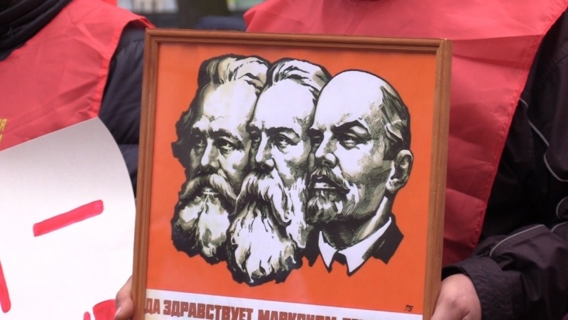День в красных тонах: коммунисты празднуют 101-ю годовщину Октябрьской революции. ФАН-ТВ