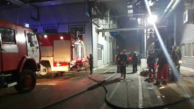Серьезный пожар возник на заводе с горючим маслом под Одессой 
