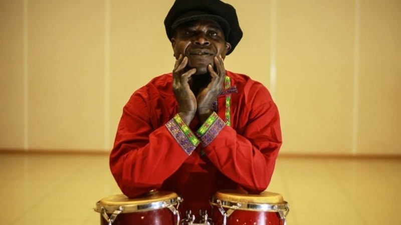 Они вспоминают молодость: уроженец Африки развлекает концертами одиноких пенсионеров Челябинска