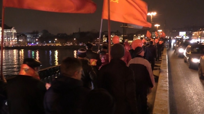 Политика России: «прогулка с цветами» и митинг – как коммунисты отметили годовщину революции. ФАН-ТВ