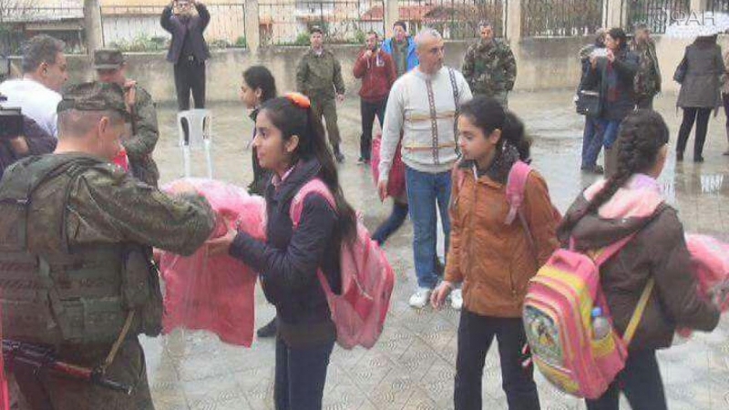 Сирия: российские военные доставили в Дейр-эз-Зор около двух тонн гуманитарной помощи 