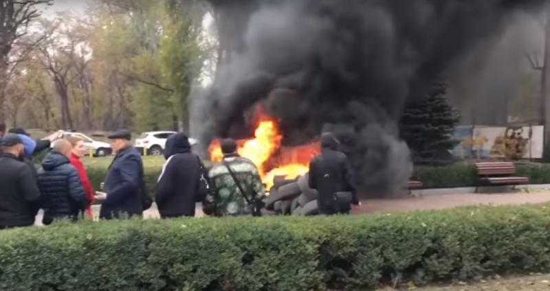Криворожский бунт: жители жгут шины, а Олейник предрекает, что «заполыхает» по всей Украине