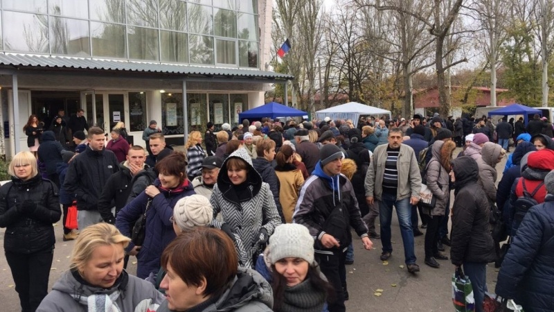 Очередь из 400 человек выстроилась на избирательном участке в Донецке