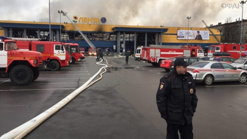 Кровля обрушилась в горящем гипермаркете «Лента» в Петербурге