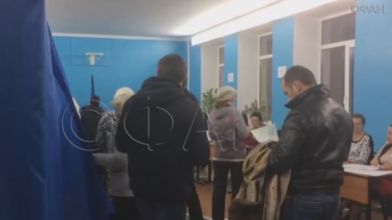 Поток избирателей не иссякает на выборах в Донбассе, несмотря на вечер