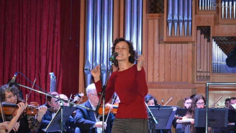 Ее песни стали гимном Донбасса: Чичерина выступила в ЛНР вместе с симфоническим оркестром