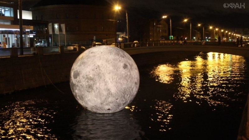 Луна купается. Луна на Обводном канале. Обводный канал Санкт-Петербург Луна. Инсталляция Луны на Обводном канале Санкт Петербург. Круглый шар на Обводном канале.