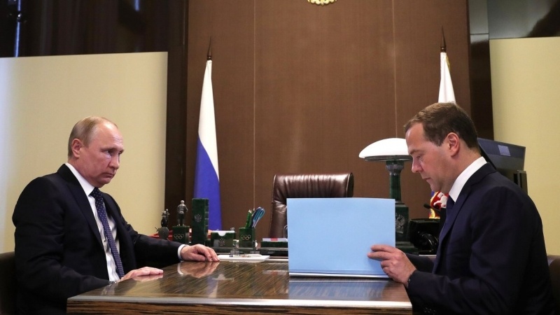 Путин поручил Медведеву проанализировать рост фискальной и квазифискальной нагрузки в РФ