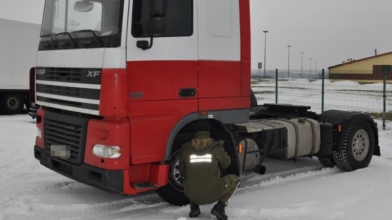  В России грузовикам разрешили ездить на летней резине круглый год
