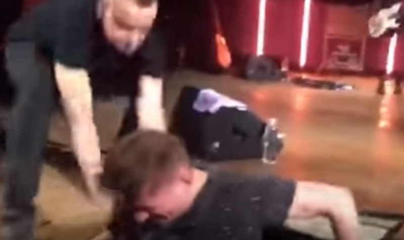 &laquo;Це дырка в Европу, зачем вылез&raquo;: украинский музыкант провалился под сцену на концерте в Луцке