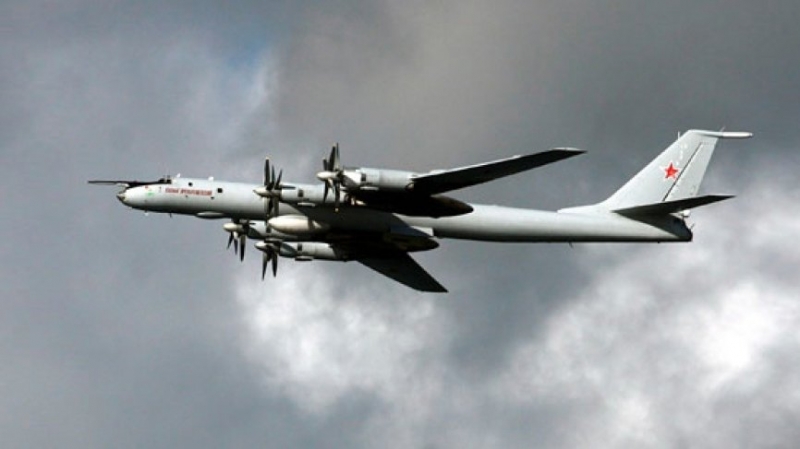 Российский противолодочный самолет пролетел над кораблями НАТО