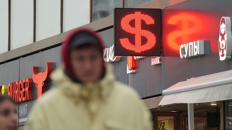 Эксперт объяснил снижение интереса россиян к покупке долларов