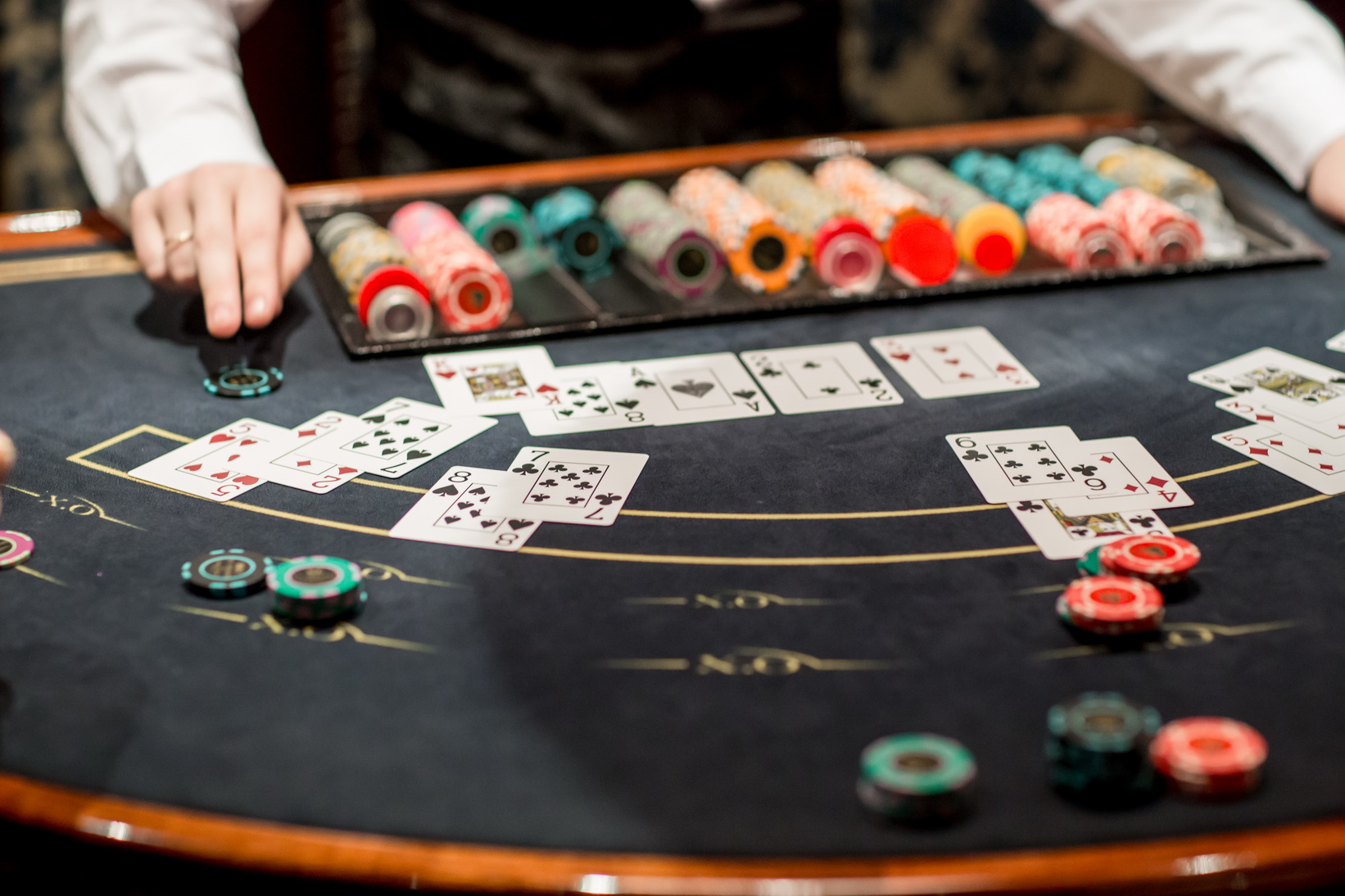 Азартные игры темы. Покер. Покерные фишки на столе. Покерный стол в казино. Казино Покер.